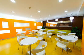 Cafetería de una fábrica en Magog. El color naranja fue elegido para alegrar los descansos y almuerzos de los trabajadores.
