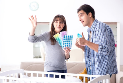 A pregnant woman and her boyfriend from Magog are in the unborn baby's room and choose the colors of the baby's room.