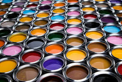 Rangée de pots de peintures avec des couleurs éclatantes