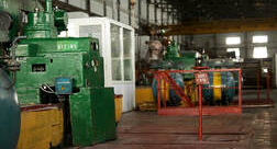 Machinerie industrielle peint d'un vert forêt.